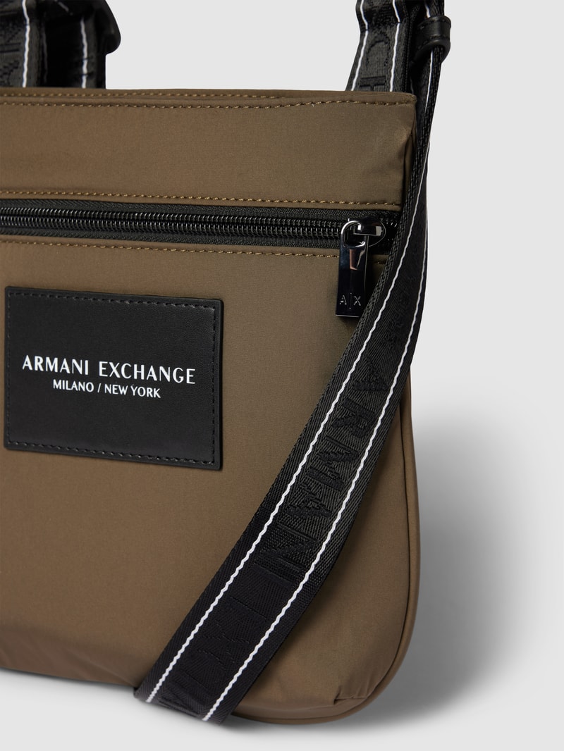 Handtasche mit Label-Patch und Karabiner in schlamm