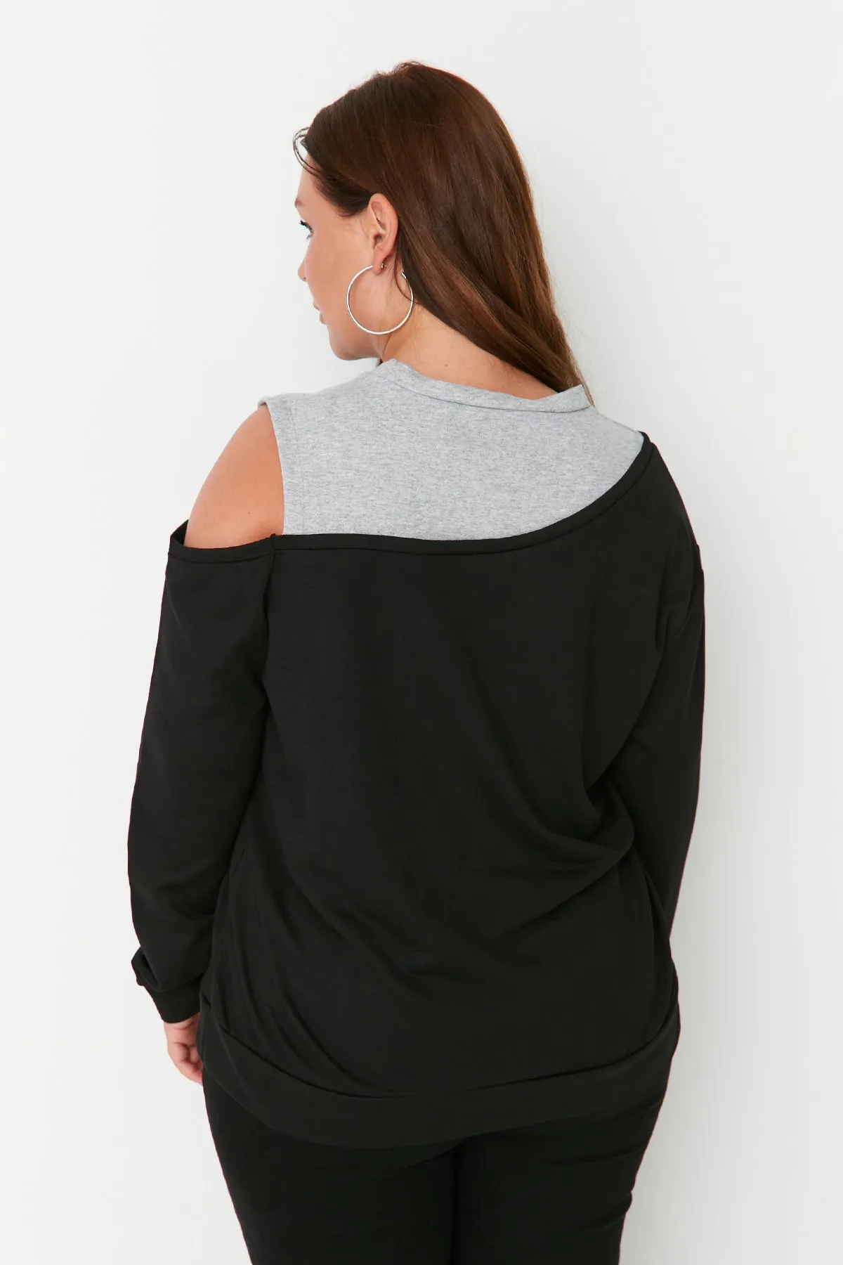 Trendyol Curve  Schwarzes, dünnes Strick-Sweatshirt mit Rundhalsausschnitt und Schulterdetails TBBAW23AO00020