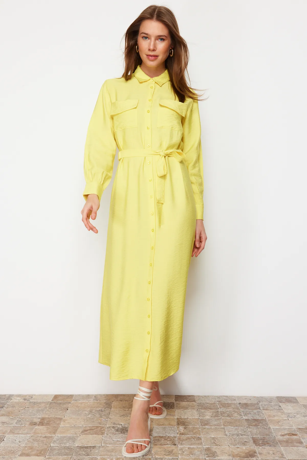 Trendyol Modest  Gelbes gewebtes Kleid mit elastischer Taille, Gürtel und Taschendetail TCTSS22EB0034