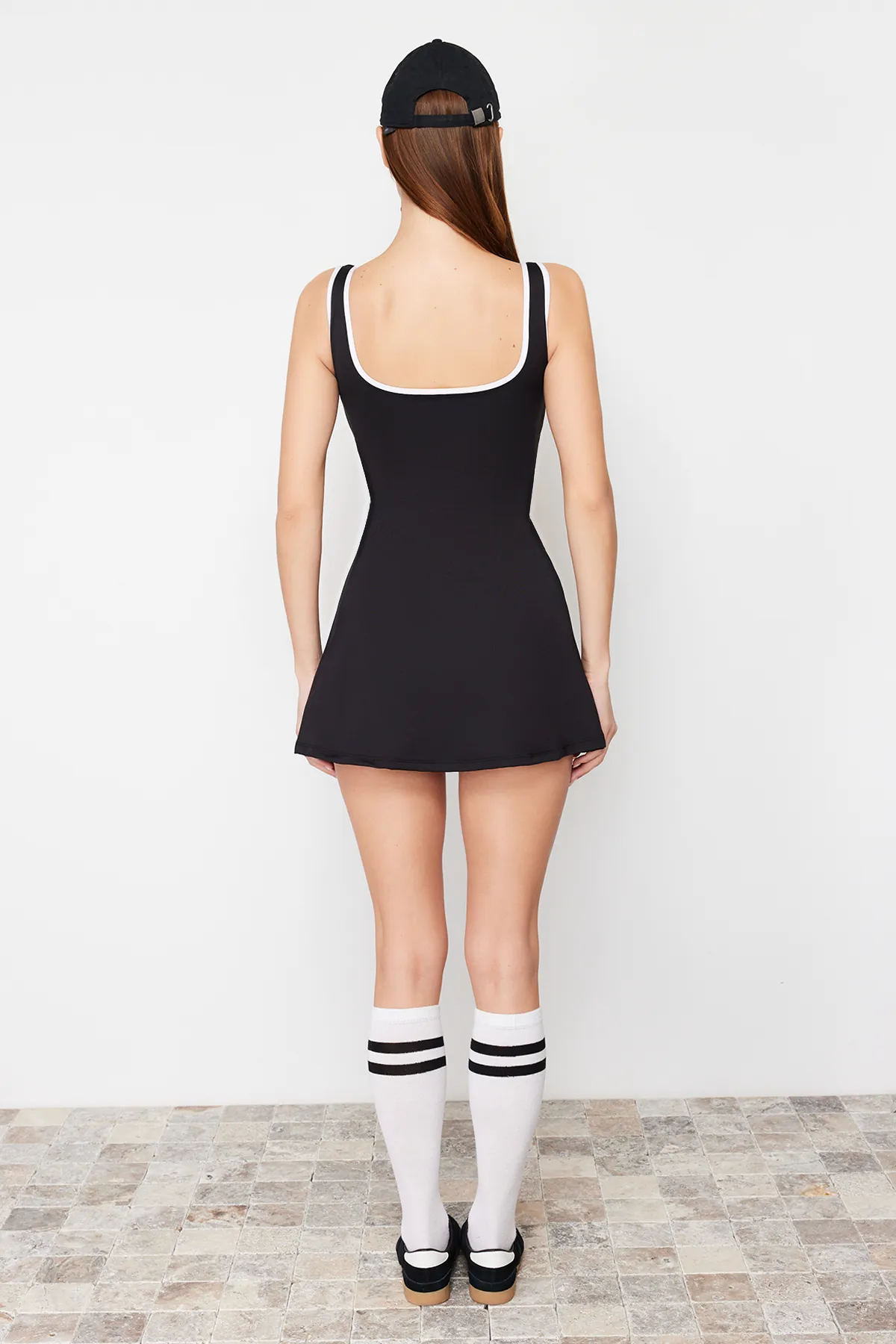 Trendyol Collection  2-lagiges gestricktes Tennis-Sportkleid mit schwarzen Paspeln und Shorts innen THMSS24EL00000
