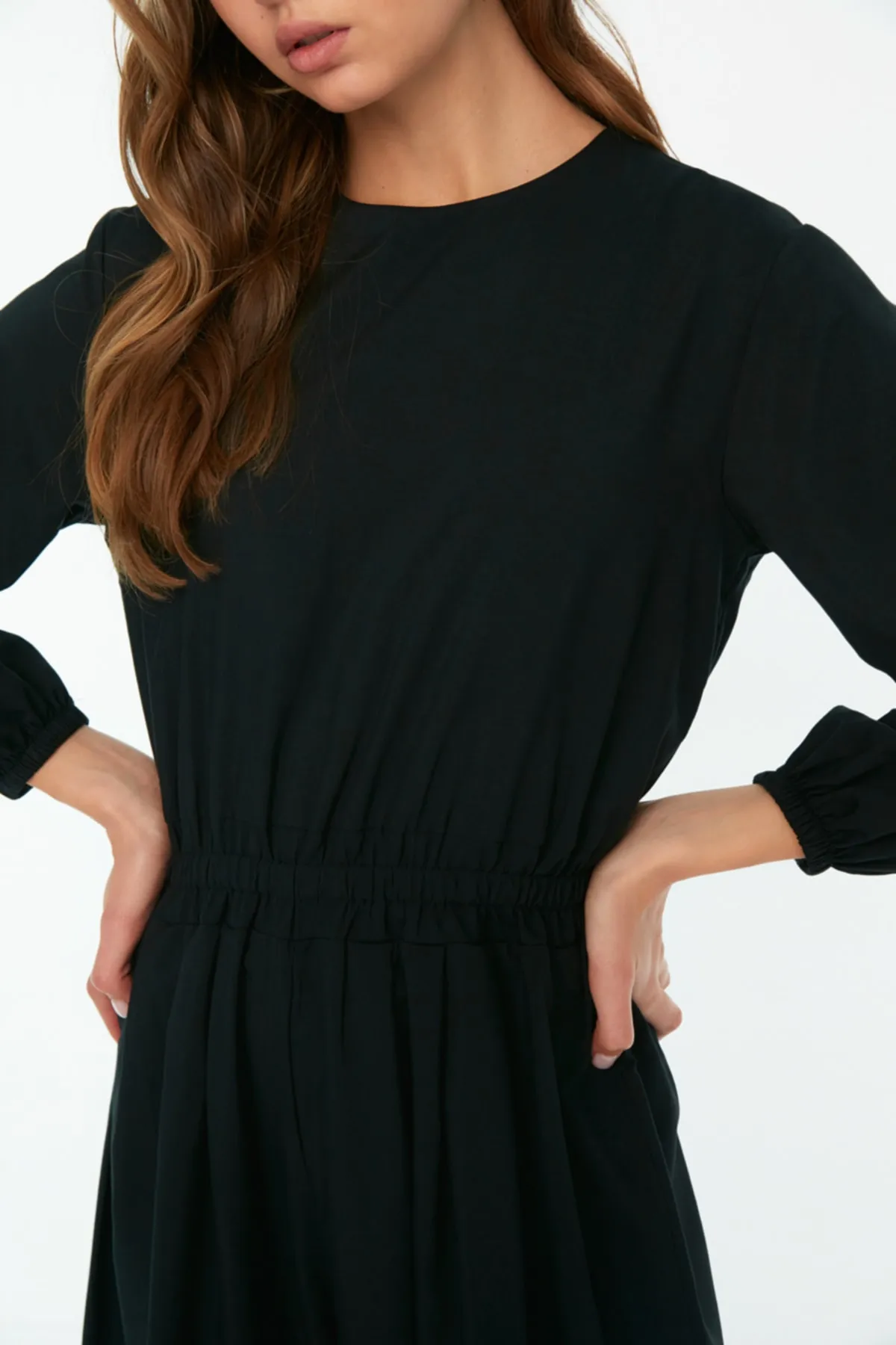 Trendyol Modest  Schwarzer, gewebter Overall mit elastischem Bund und weitem Bein TCTSS22TL0003