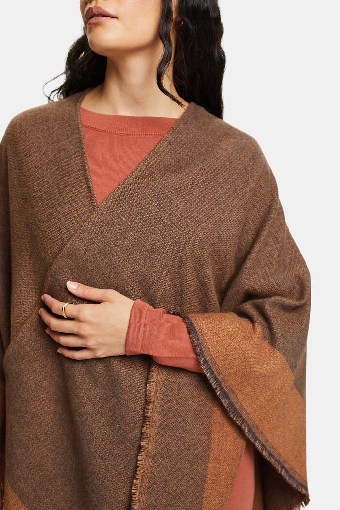 Einfarbiger, vorne offener Poncho