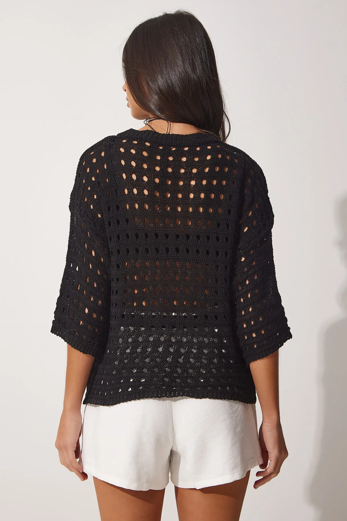 Happiness İstanbul  Schwarze durchbrochene Sommerstrickbluse mit Rundhalsausschnitt für Damen Kİ00082