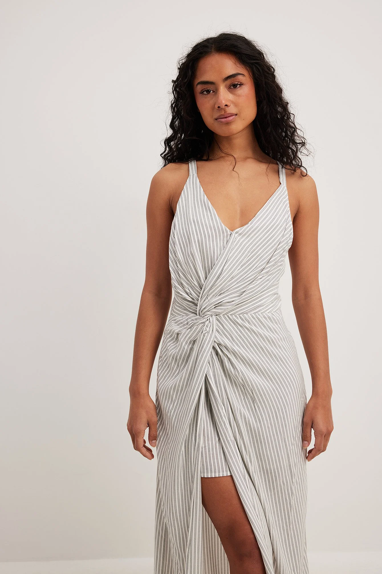 Gestreiftes Midikleid mit Twistdetail