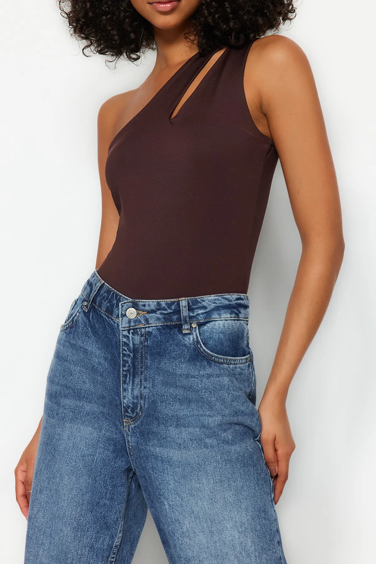 Trendyol Collection  Brauner Stretch-Strickbody mit asymmetrischem Kragen, Cut-Outs und Druckknöpfen TWOSS23BD00014