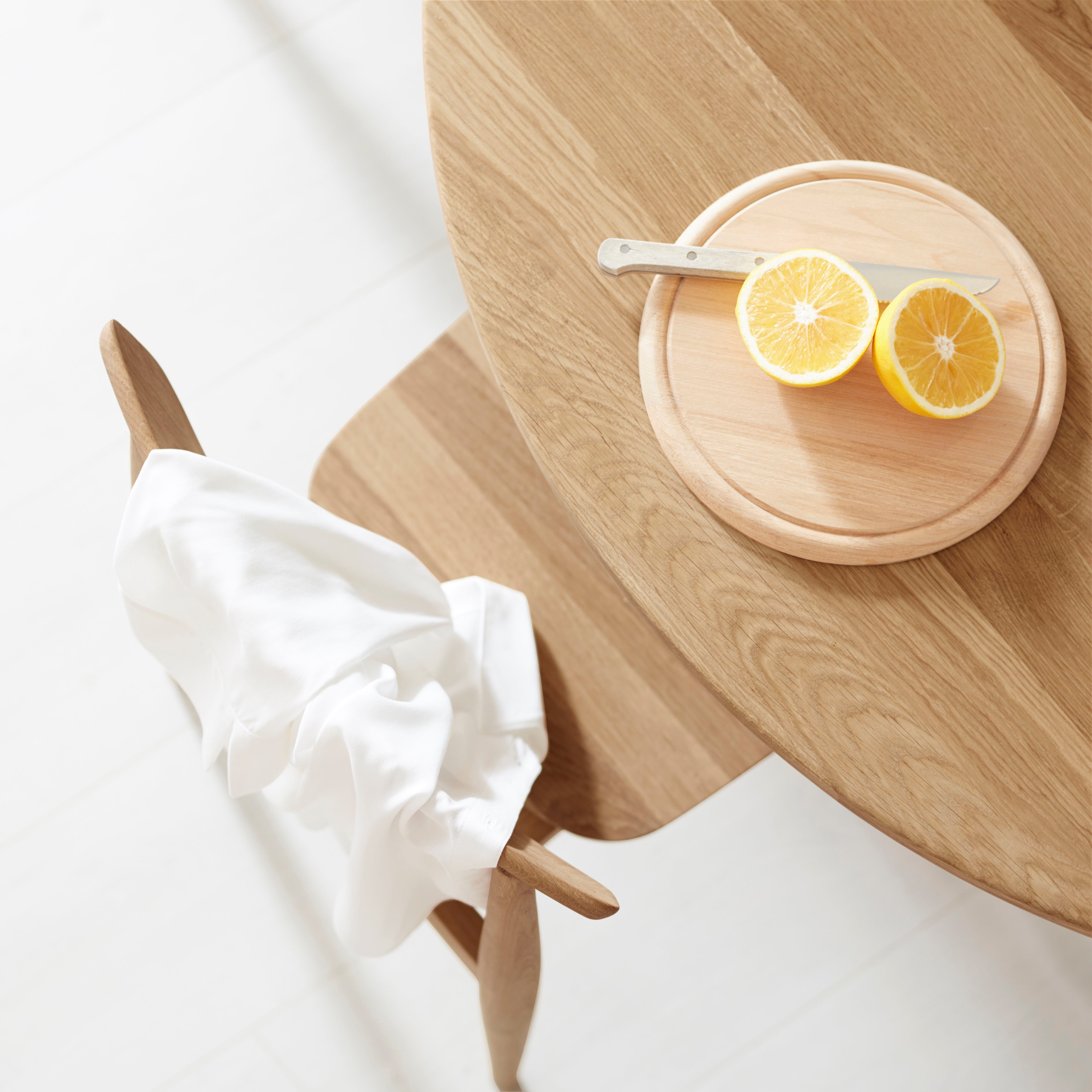 OTTO products 4-Fußstuhl Veikko (Set, 2 St), vegan, mit pflanzlichem Bio Öl behandelt, Massivholz Eiche, stapelbar