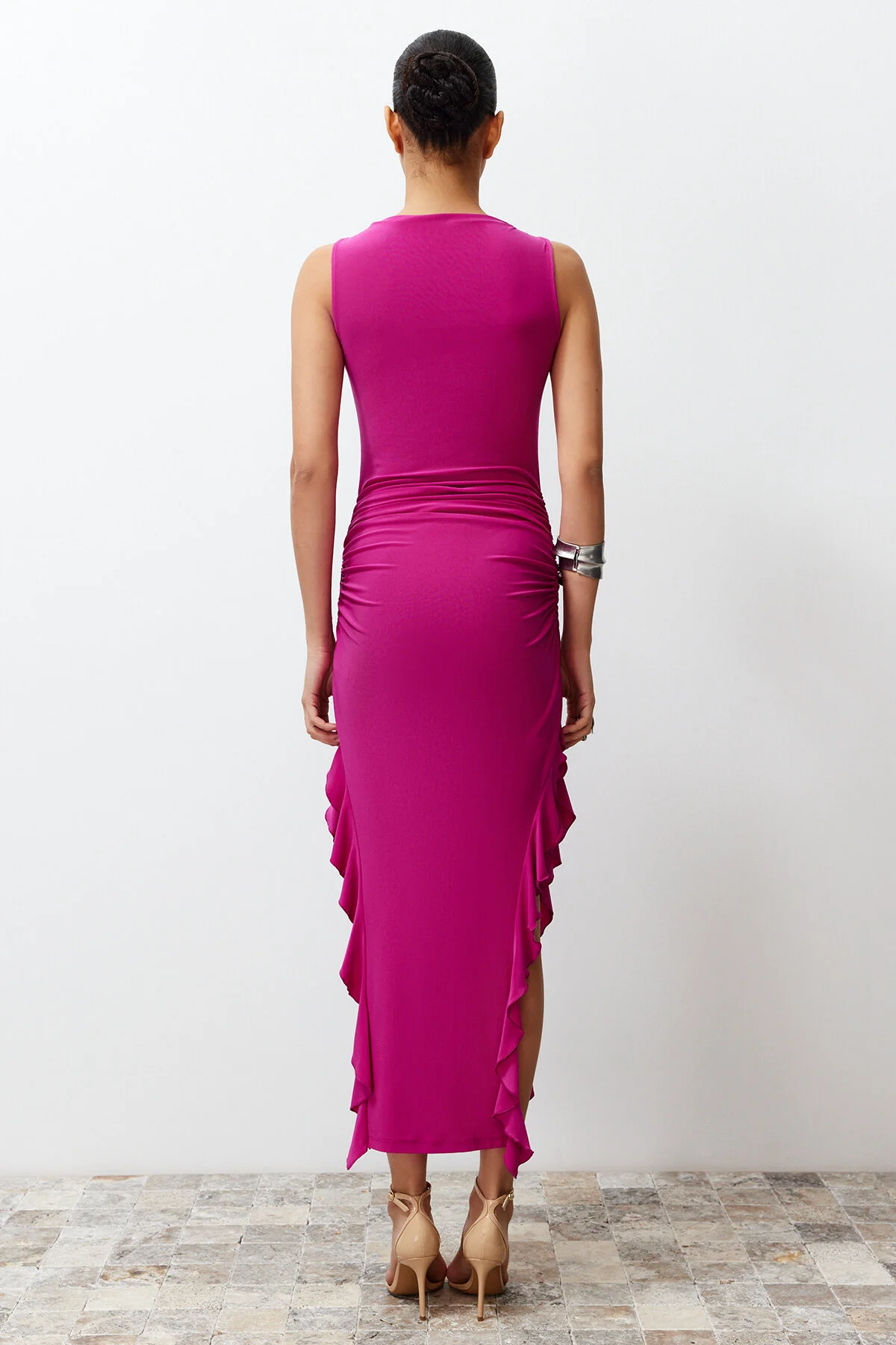 Trendyol Collection  Fuchsiafarbenes, figurbetontes, ärmelloses, dehnbares, dickes, sandfarbenes Maxi-Bleistiftkleid mit Schlitz und Rüschendetails TWOSS24EL00688