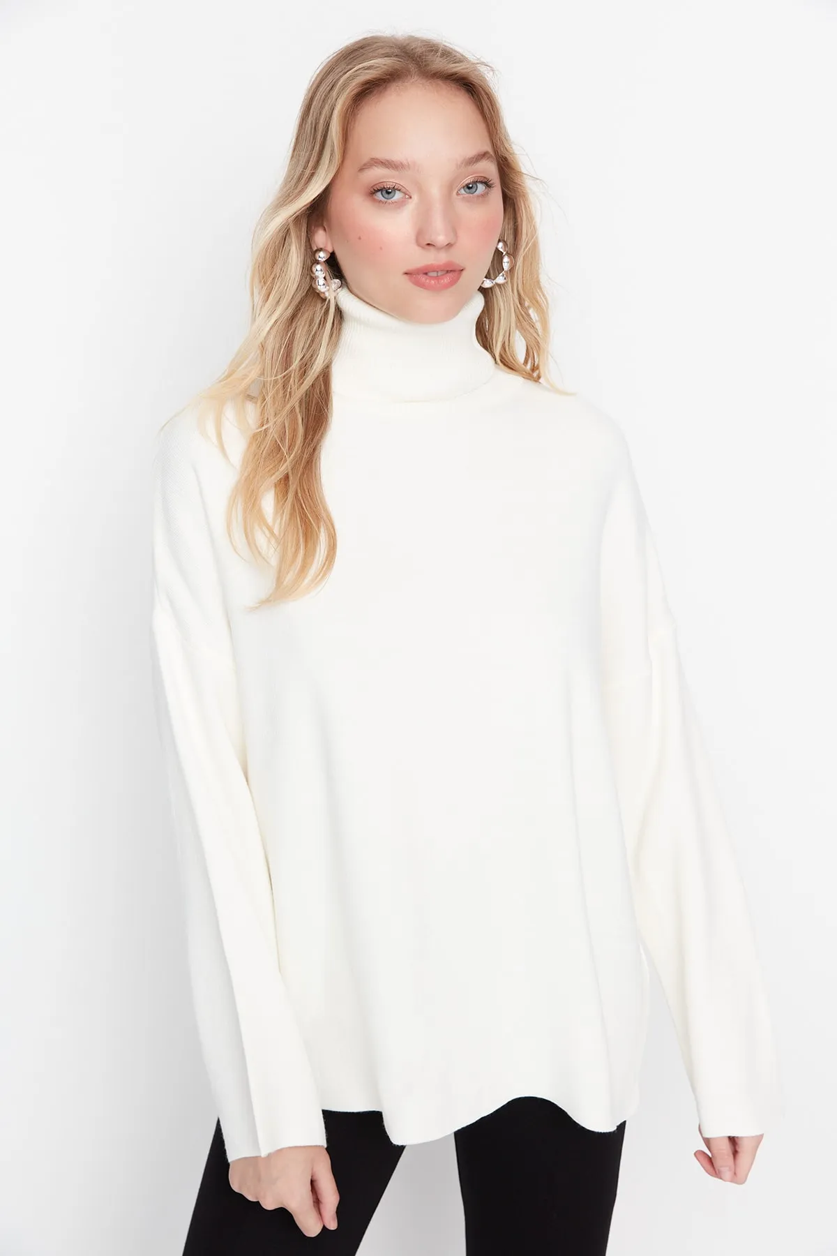 Trendyol Collection  Ecrufarbener Basic-Strickpullover mit weiter Passform TWOAW23KZ00206