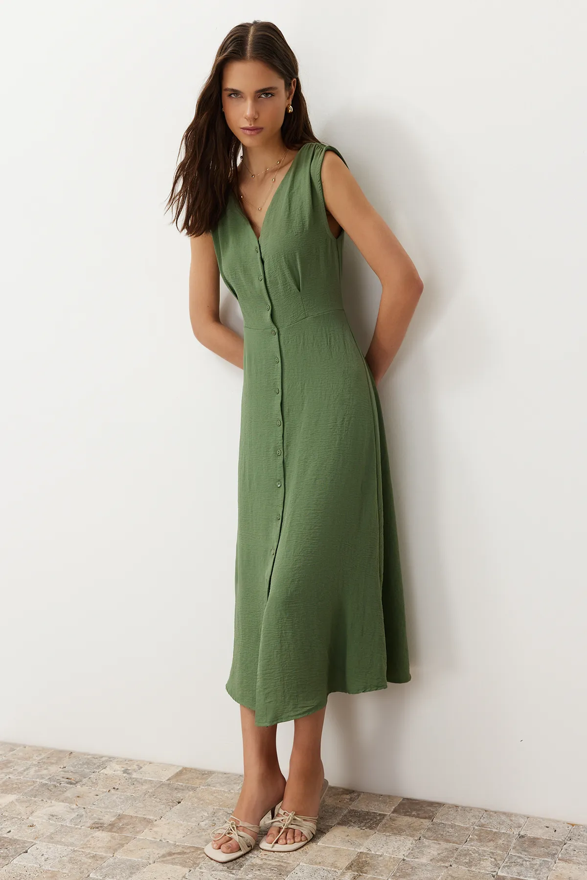 Trendyol Collection  Khakifarbenes, gewebtes Midi-Hemdkleid mit Knöpfen TWOSS24EL00442