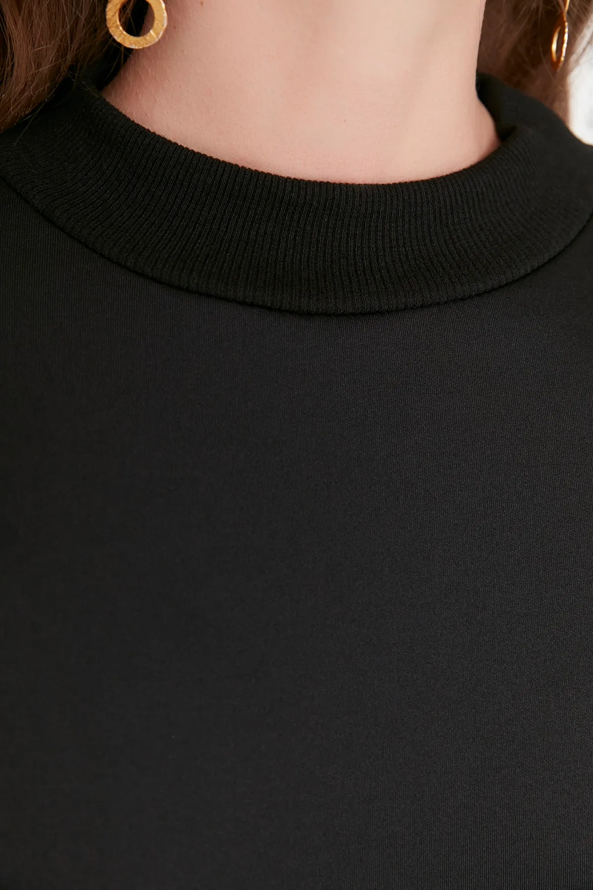 Trendyol Modest  Schwarzes Strickset aus Scuba-Tunika und -Rock mit Ärmeldetail TCTAW23US00106