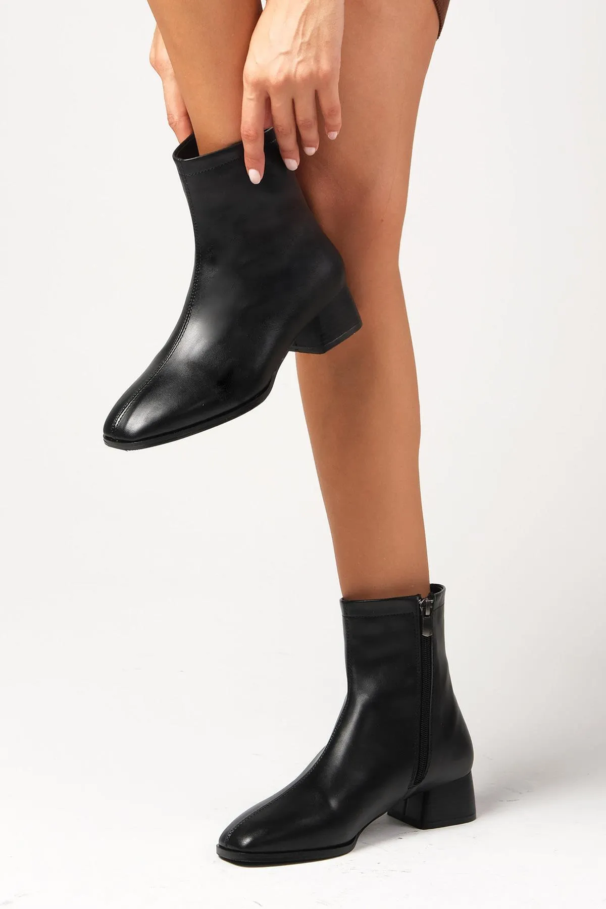 Mio Gusto  Schwarze Tori-Stiefel mit dünnem Fellfutter, seitlichem Reißverschluss und stumpfer Spitze
