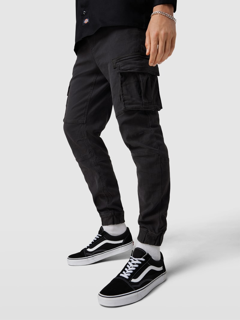 Cargohose mit Label-Detail in anthrazit