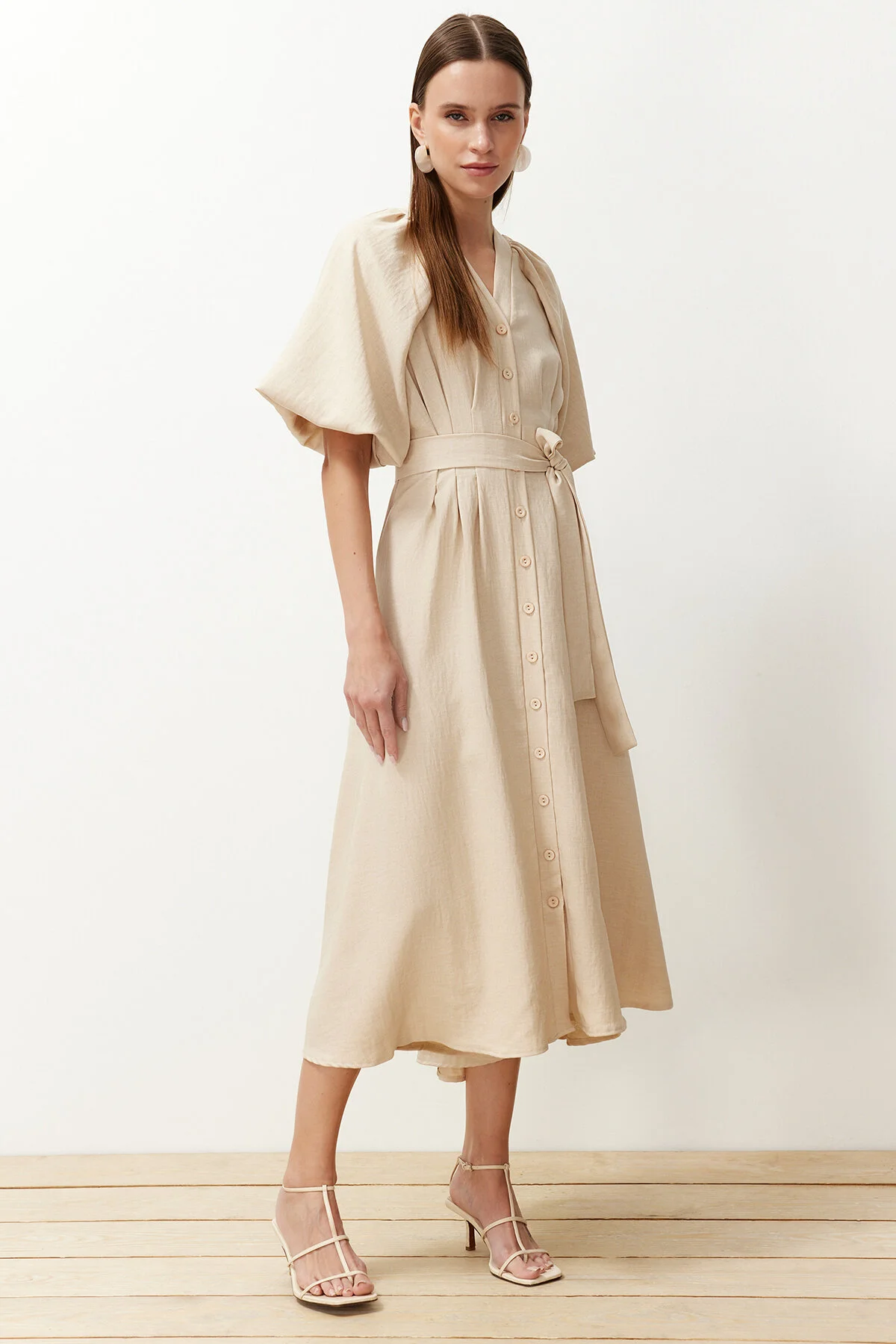 Trendyol Modest  Steinfarbenes, gewebtes Hemdkleid in Leinenoptik mit Gürtel und halblangen Ballonärmeln TCTSS24EB00014