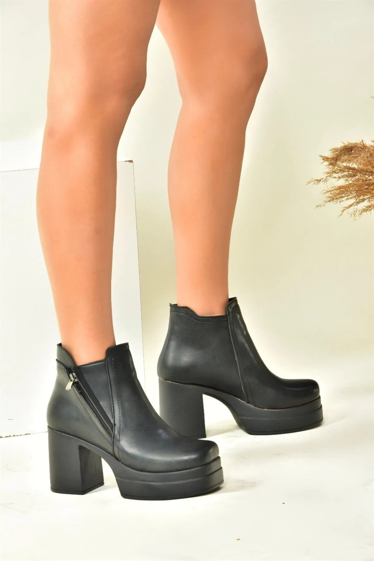 Fox Shoes  Schwarze Damenstiefel mit dicker Sohle N996640009