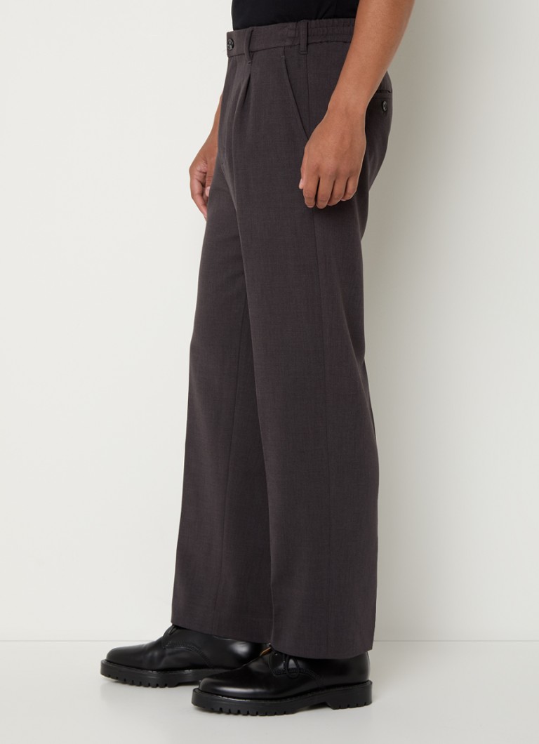 Pantaloni drepți OLAF cu pliuri și buzunare laterale.
