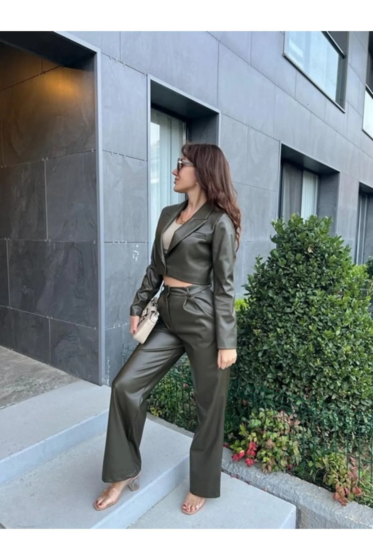 My Blog  Khakifarbenes, kurz geschnittenes Leder-Blazer-, Jacken- und Hose-Set mit einem Knopf