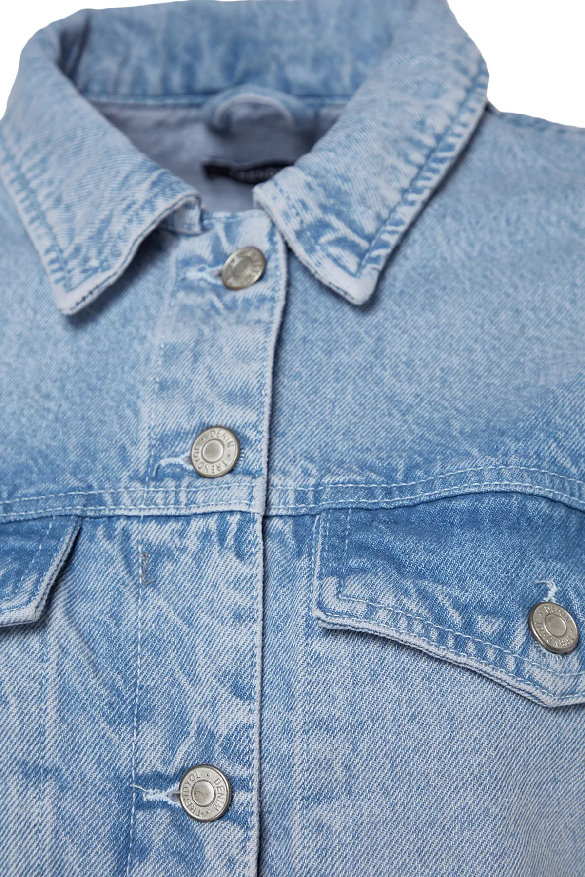Trendyol Collection  Hellblaue Trucker-Jeansjacke TWOAW24CE00010