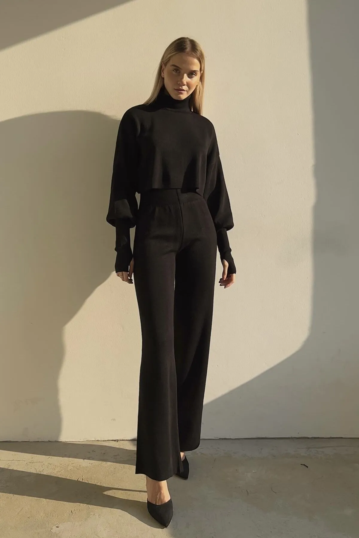 vuvutasarım  Set aus dehnbarem schwarzem Strick-Sweatshirt mit Rollkragen und Handdruck und Strickhose mit hoher Taille