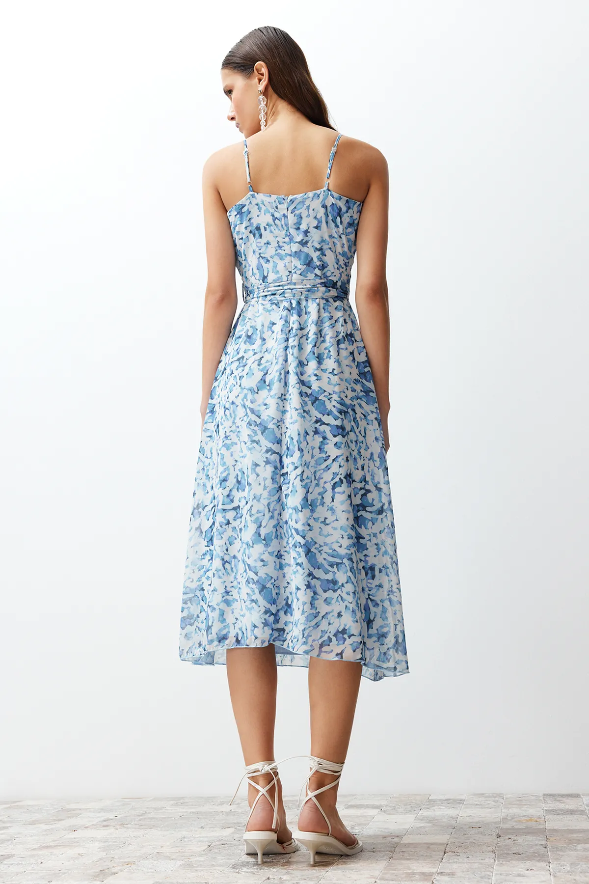 Trendyol Collection  Blauer Rock mit Tiermuster, Volants, Chiffon-gefüttertes Midi-Webkleid TWOSS24EL00536
