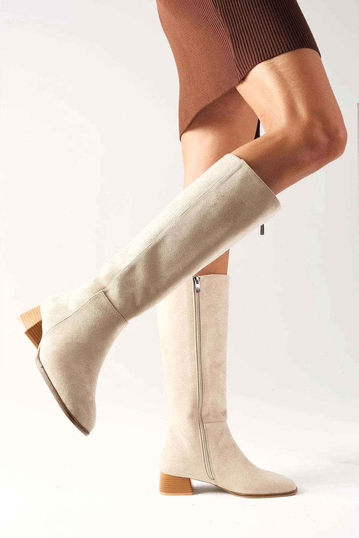 Mio Gusto  Briony Beigefarbener Wildleder-Seitenreißverschluss, dünne, mit Kunstfell gefütterte, stumpfe Damenstiefel mit Absatz