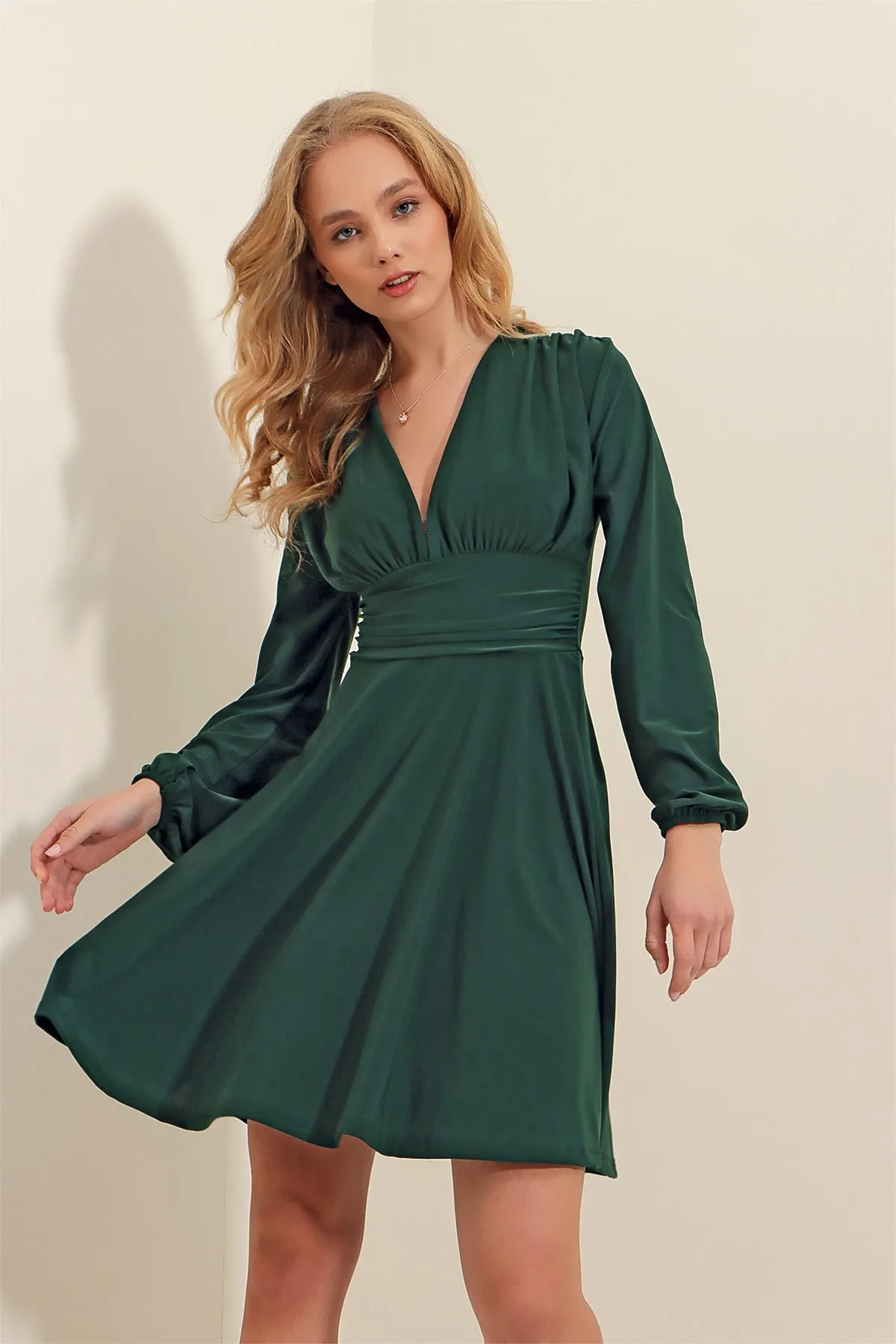 Trend Alaçatı Stili  Grünes, ausgestelltes Sandy-Kleid mit tiefem V-Ausschnitt für Damen ALC-X9420