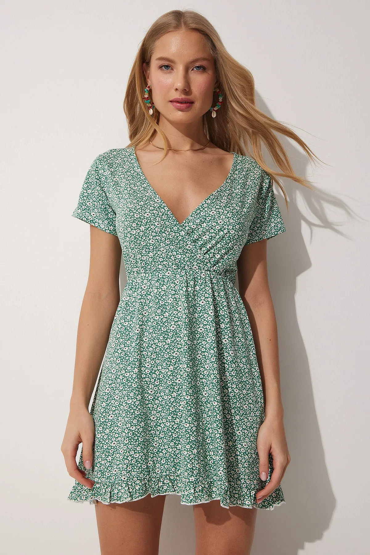 Happiness İstanbul  Damen-Sommer-Mini-Strickkleid mit Wickelkragen, grün-weißes Blumenmuster, UB00041
