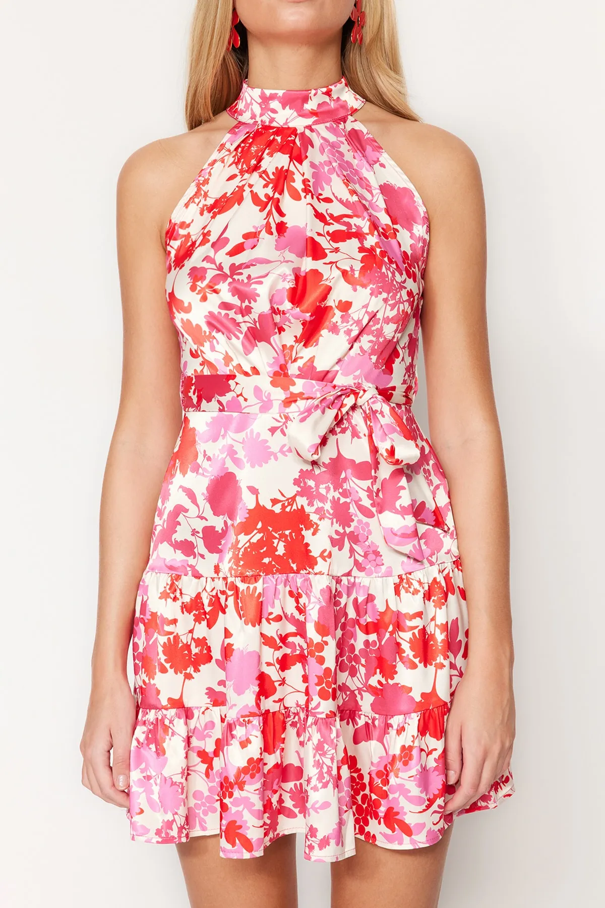 Trendyol Collection  Ecrufarbenes, gewebtes Minikleid aus Satin in A-Linie mit Blumenmuster TWOSS20EL2490