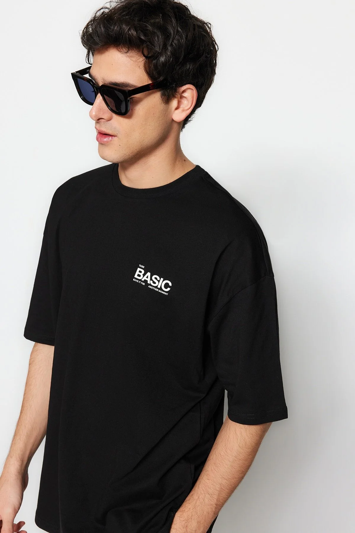 Trendyol Collection  Schwarzes, übergroßes/weit geschnittenes, kurzärmliges T-Shirt aus 100 % Baumwolle mit Textdruck TMNSS23TS00263