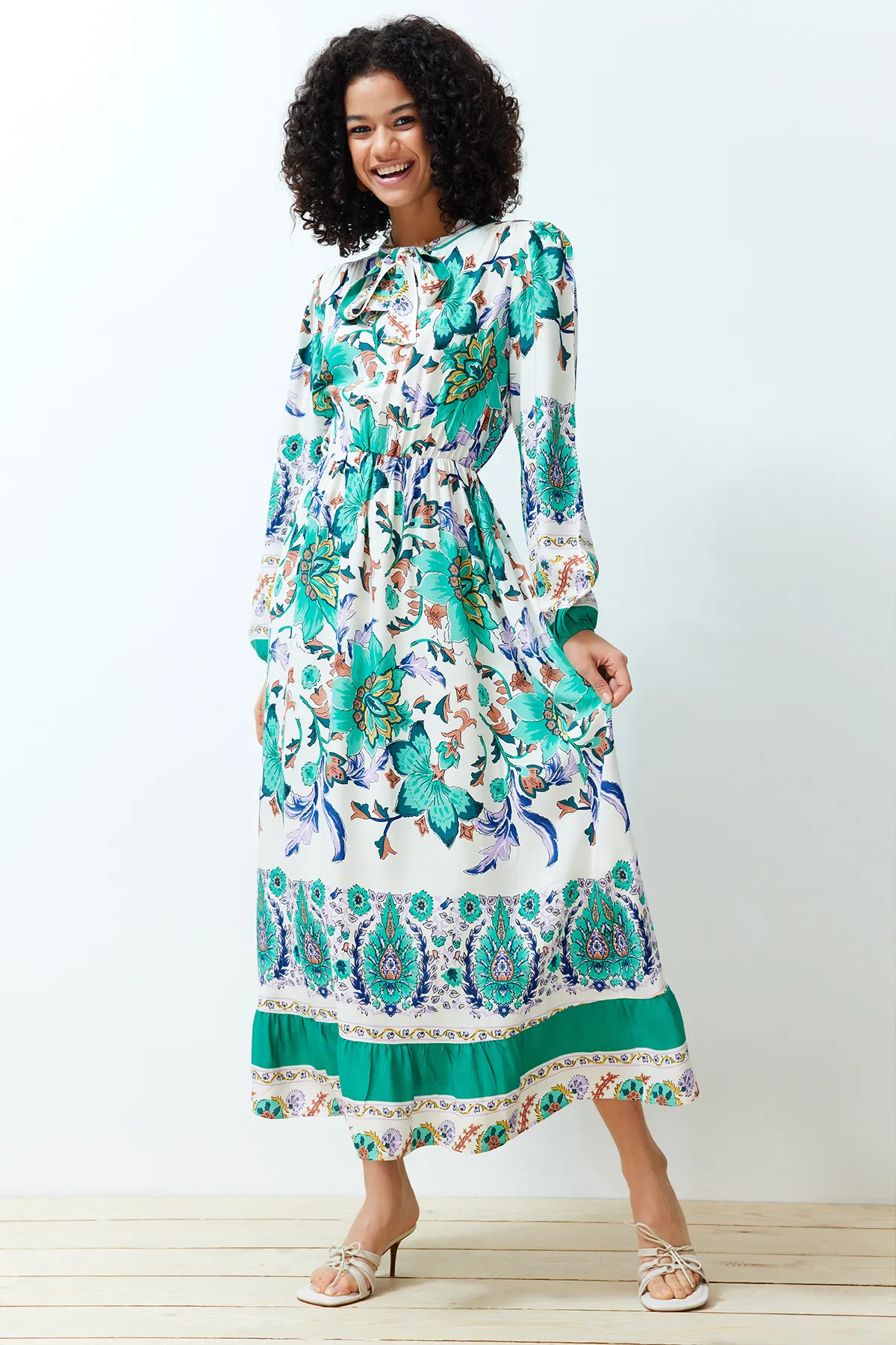 Trendyol Modest  Grünes Webkleid mit Blumenbordürenmuster TCTSS24EB00112