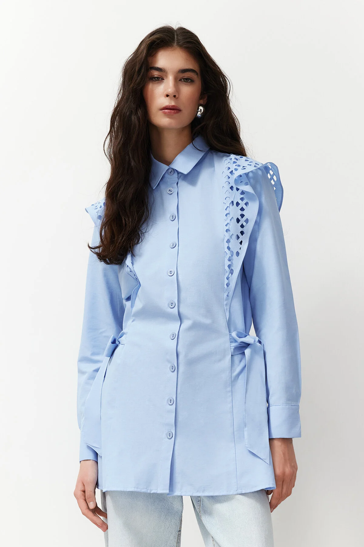 Trendyol Modest  Hellblaues besticktes Hemd aus gewebter Baumwolle TCTSS24TG00004
