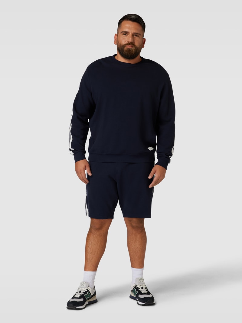 PLUS SIZE Sweatshorts mit Label-Stitching in marineblau