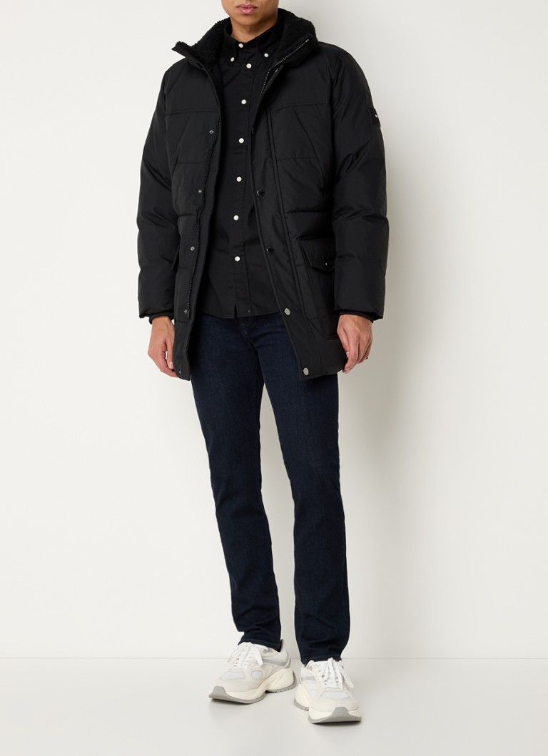 Parka Tommy Hilfiger Rockie cu glugă detașabilă și buzunare laterale.