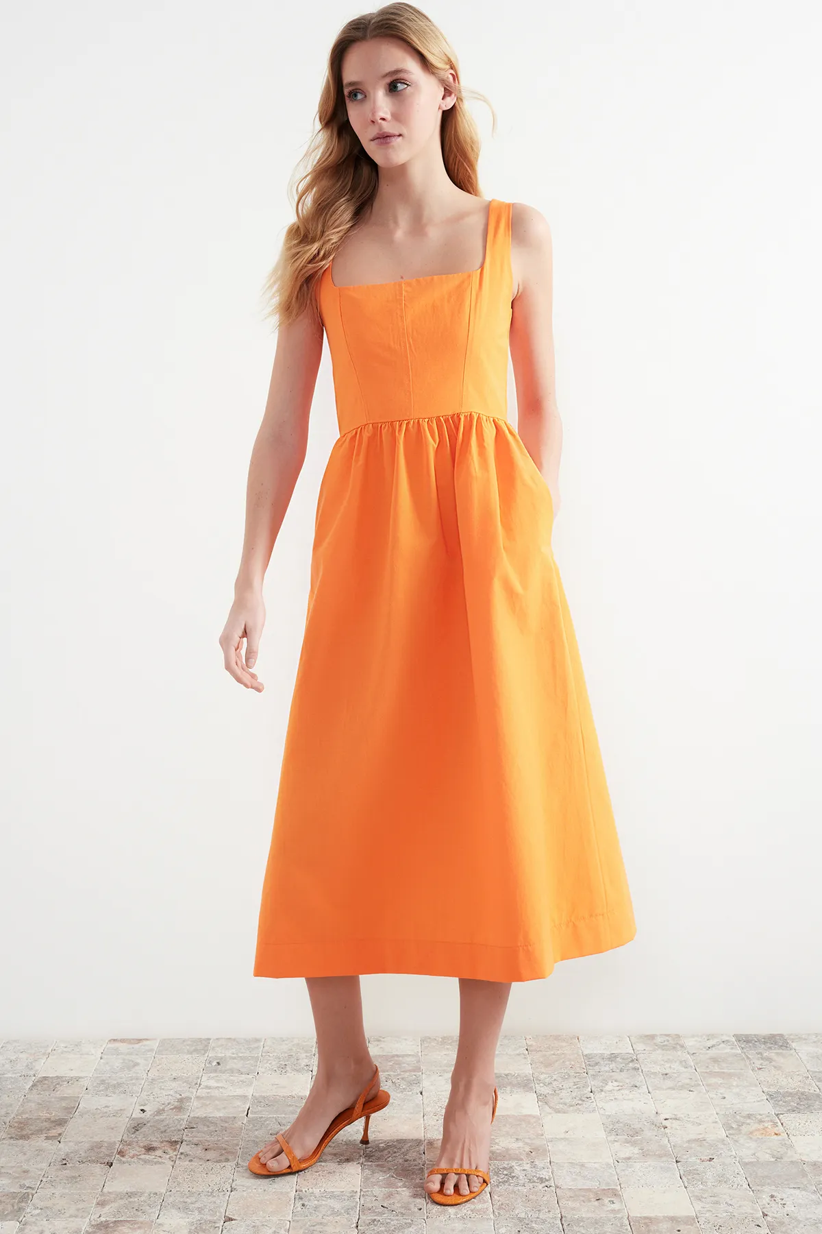 Trendyol Collection  Orangefarbenes Midi-Korsett-Webkleid mit Nähdetail TWOSS24EL00038