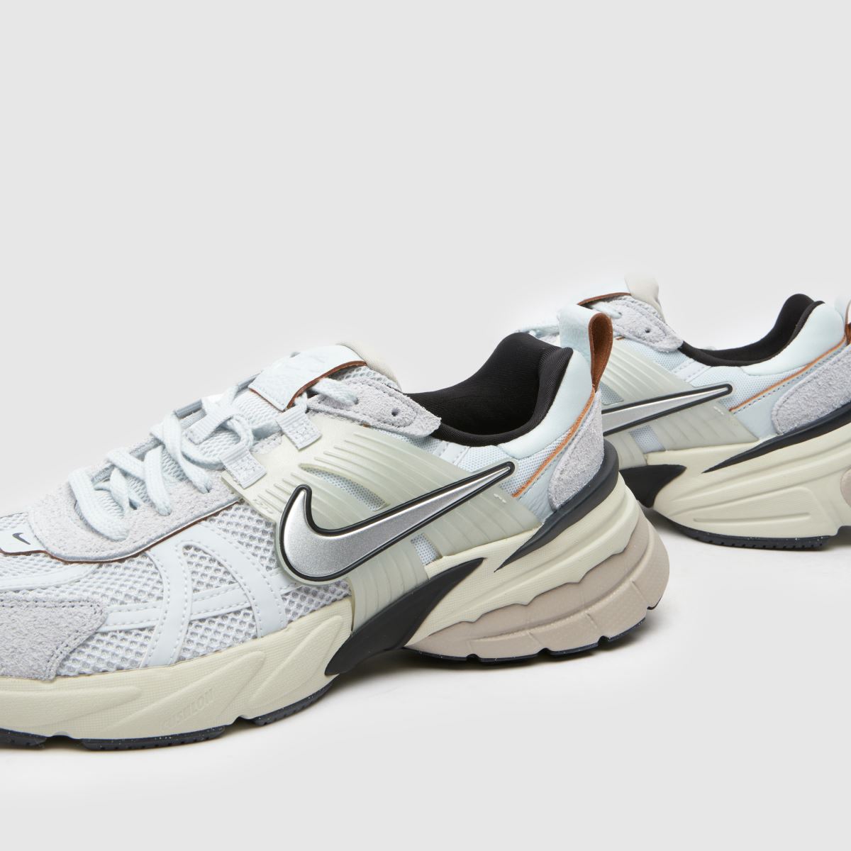 Nike v2k – Vita, flerfärgade träningsskor