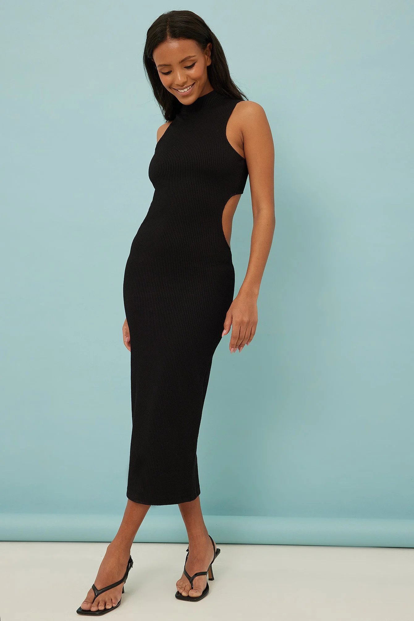 Geripptes Kleid mit Cut-outs