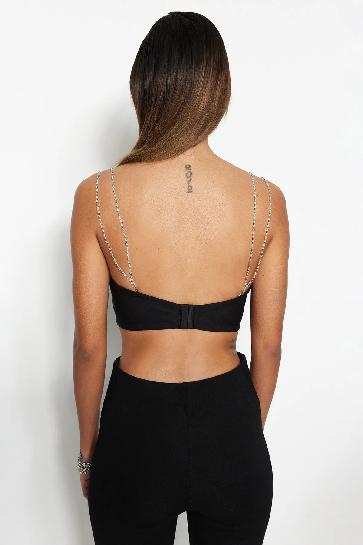 Trendyol Collection  Schwarzes, bauchfreies, gefüttertes, gewebtes Bustier mit glänzendem Stein TPRSS23BS00047