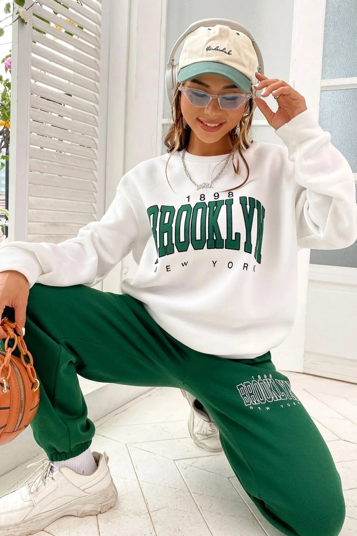 MODAGEN  Grün-weißes Brooklyn-Print-Trainingsanzug-Set für Damen in Übergröße mit Rundhalsausschnitt und Oberteil