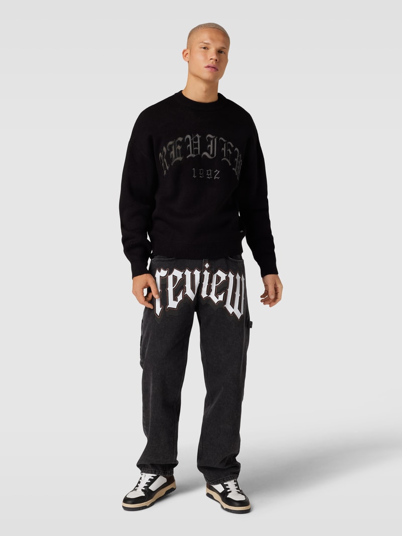 Jeans in lockerem Schnitt mit Label-Print in schwarz