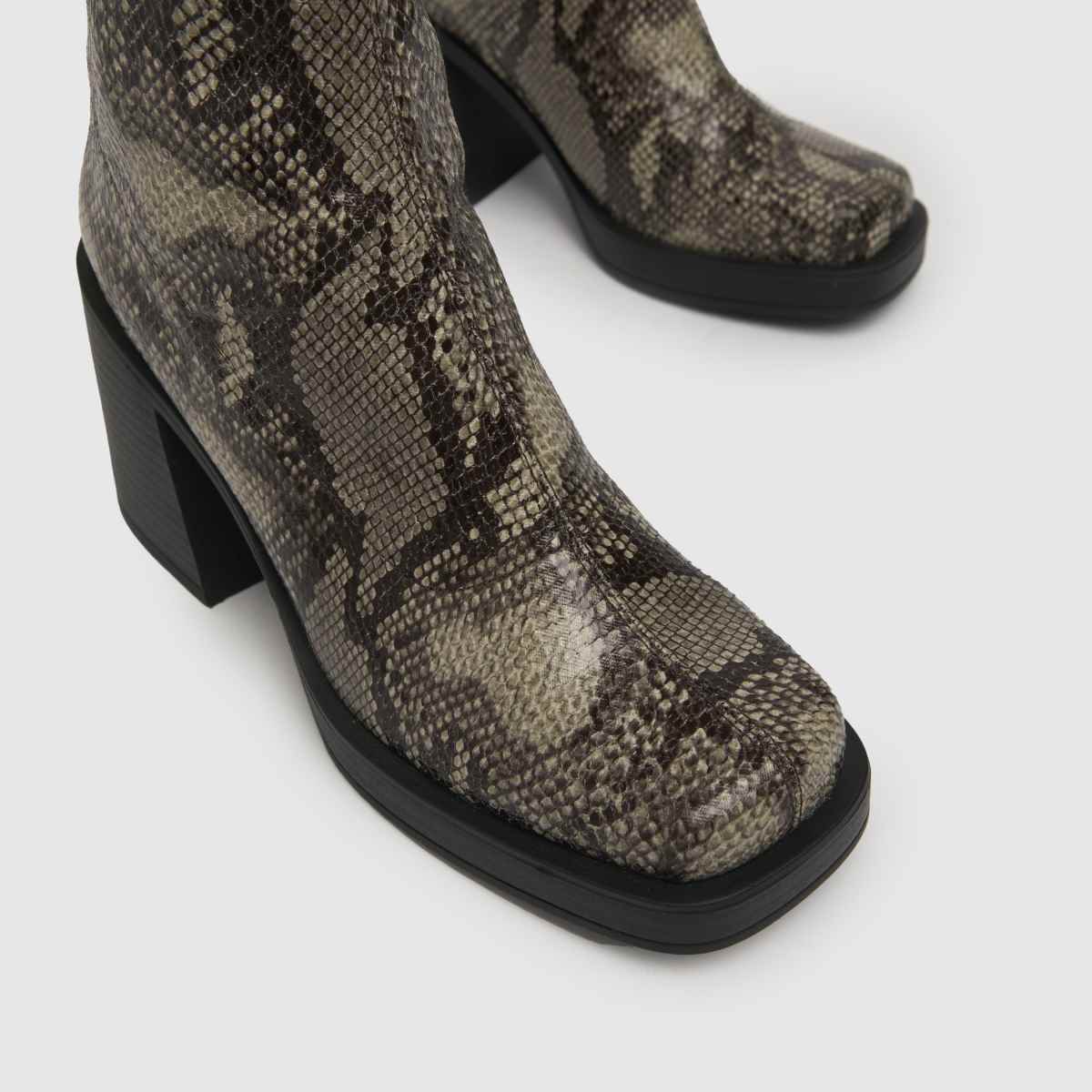 Schuh Brielle – Beige och bruna platåstövlar med stretch