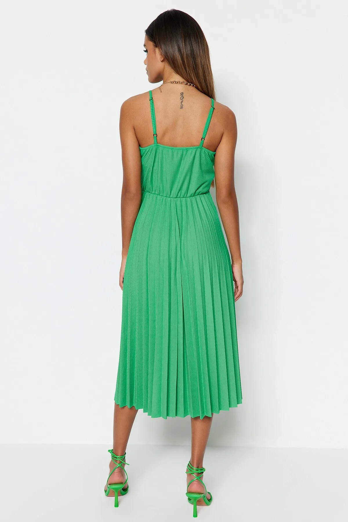 Trendyol Collection  Grünes Midi-Kleid mit offener Taille/Skater, zweireihig, plissiert, dehnbar, Strickkleid TWOSS20EL2729