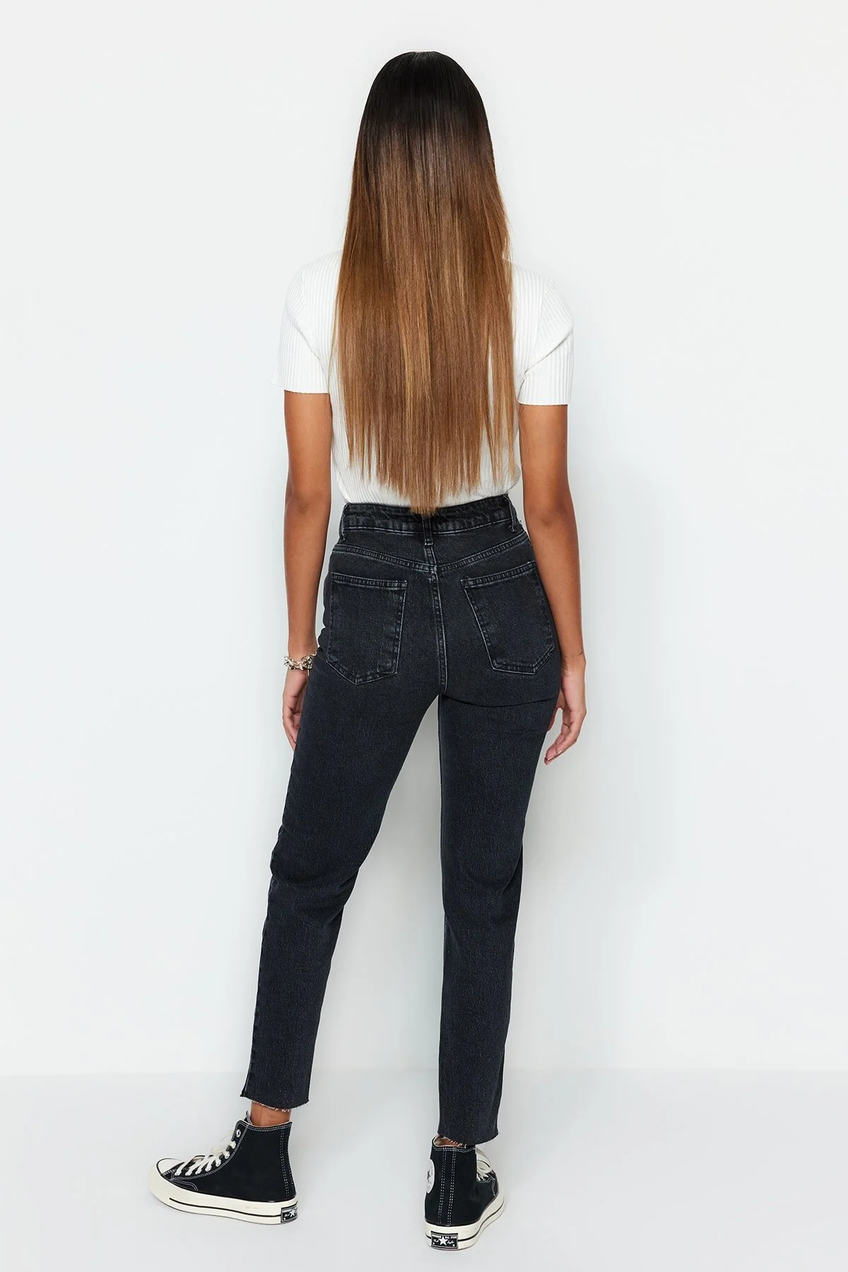Trendyol Collection  Schwarze, schmale Mom-Jeans mit hoher Taille TWOSS23JE00094