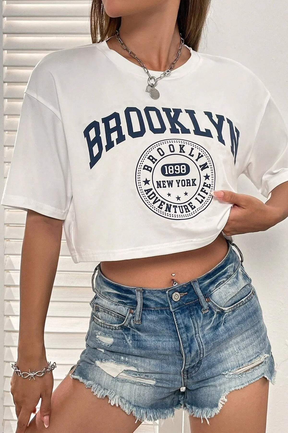 MODAGEN  Übergroßes Crop-T-Shirt für Damen in Weiß mit Brooklyn-Aufdruck