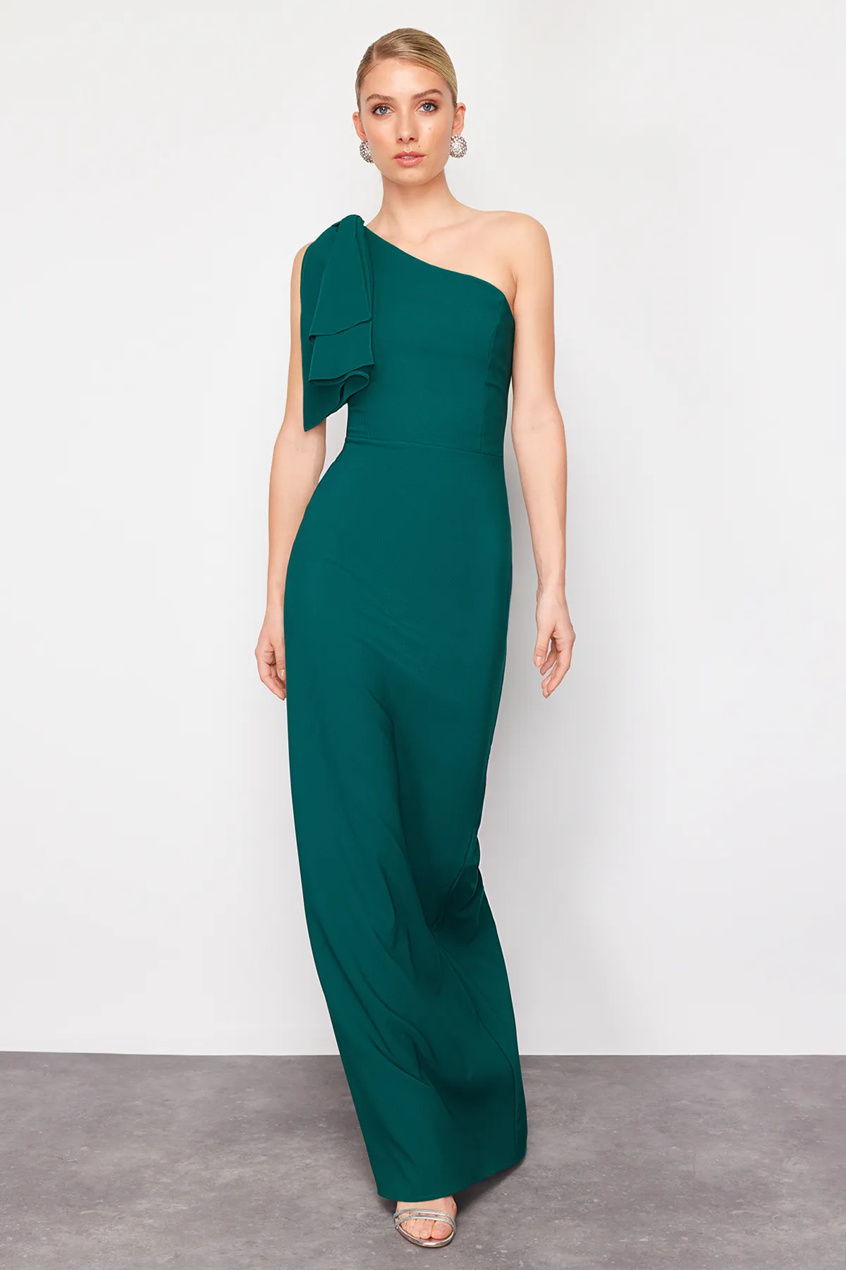 Trendyol Collection  Smaragdgrünes langes Abendkleid mit Taillenöffnung/Skater-Muster TPRSS23AE00095