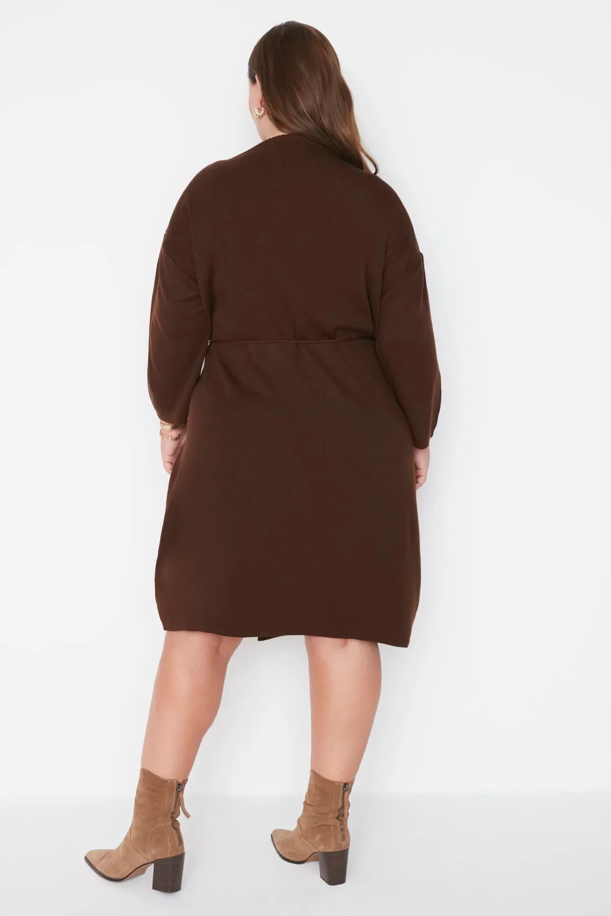Trendyol Curve  Braunes zweireihiges Strickkleid mit Bindeband TBBAW23AH00014