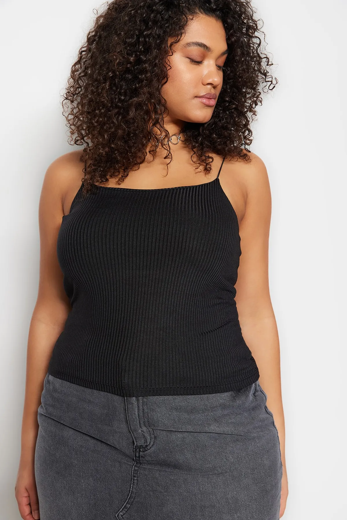 Trendyol Curve  Schwarze Crop-Strickbluse mit Riemchenmuster TBSSS23AF00013