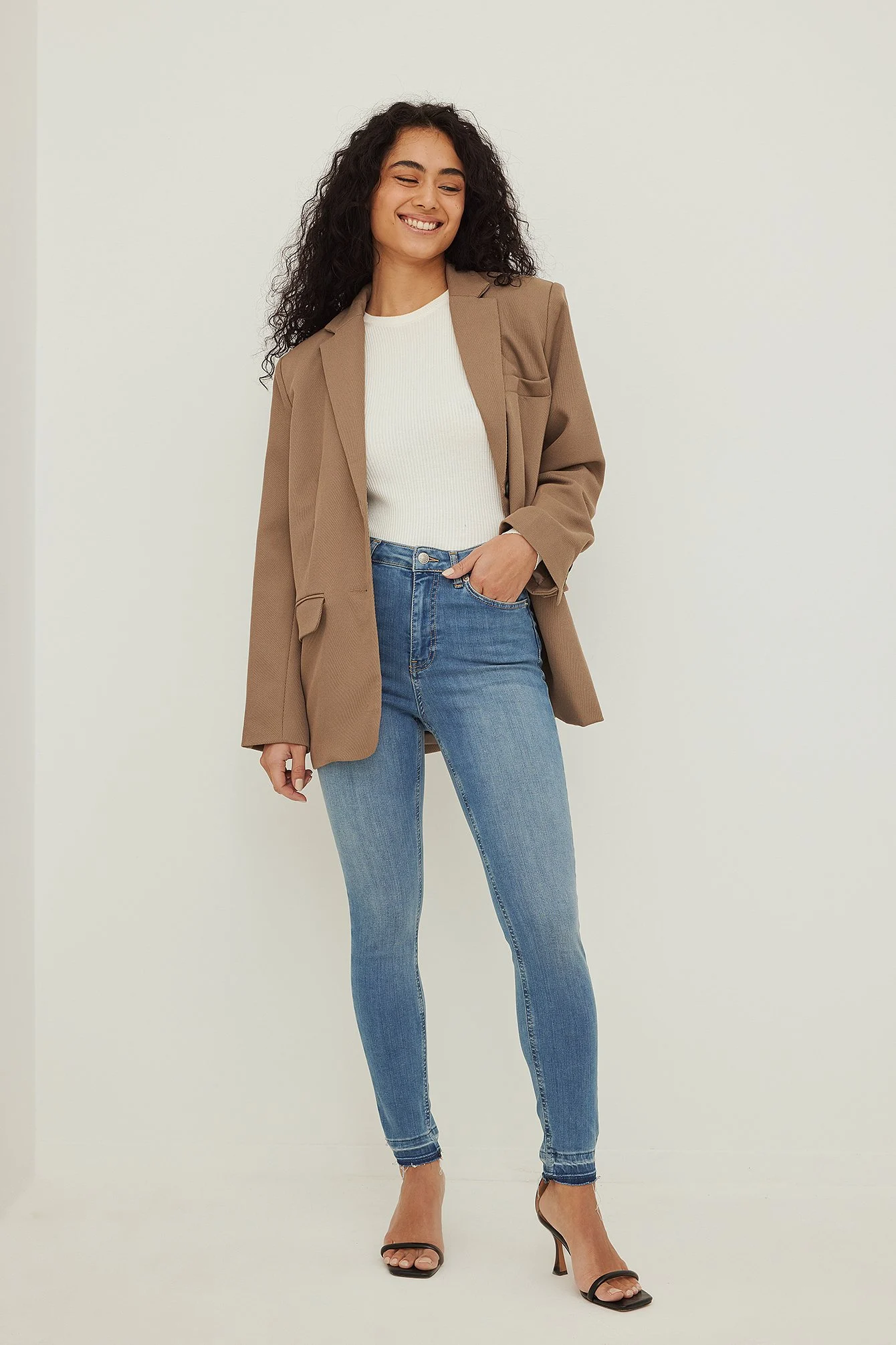 Skinny Jeans mit offenem Saum und hoher Taille