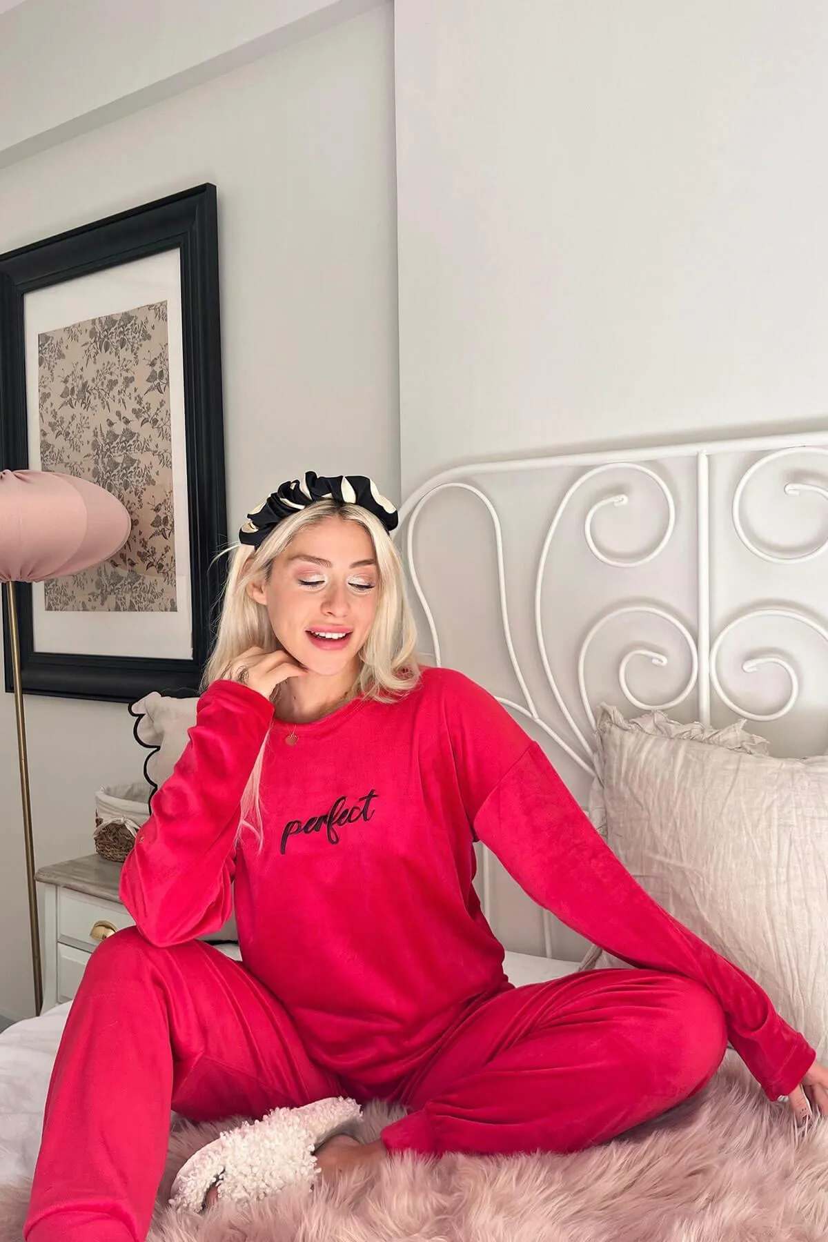 Pijamaevi  Rotes, perfekt gemustertes, exklusives Samt-Pyjama-Set für Damen