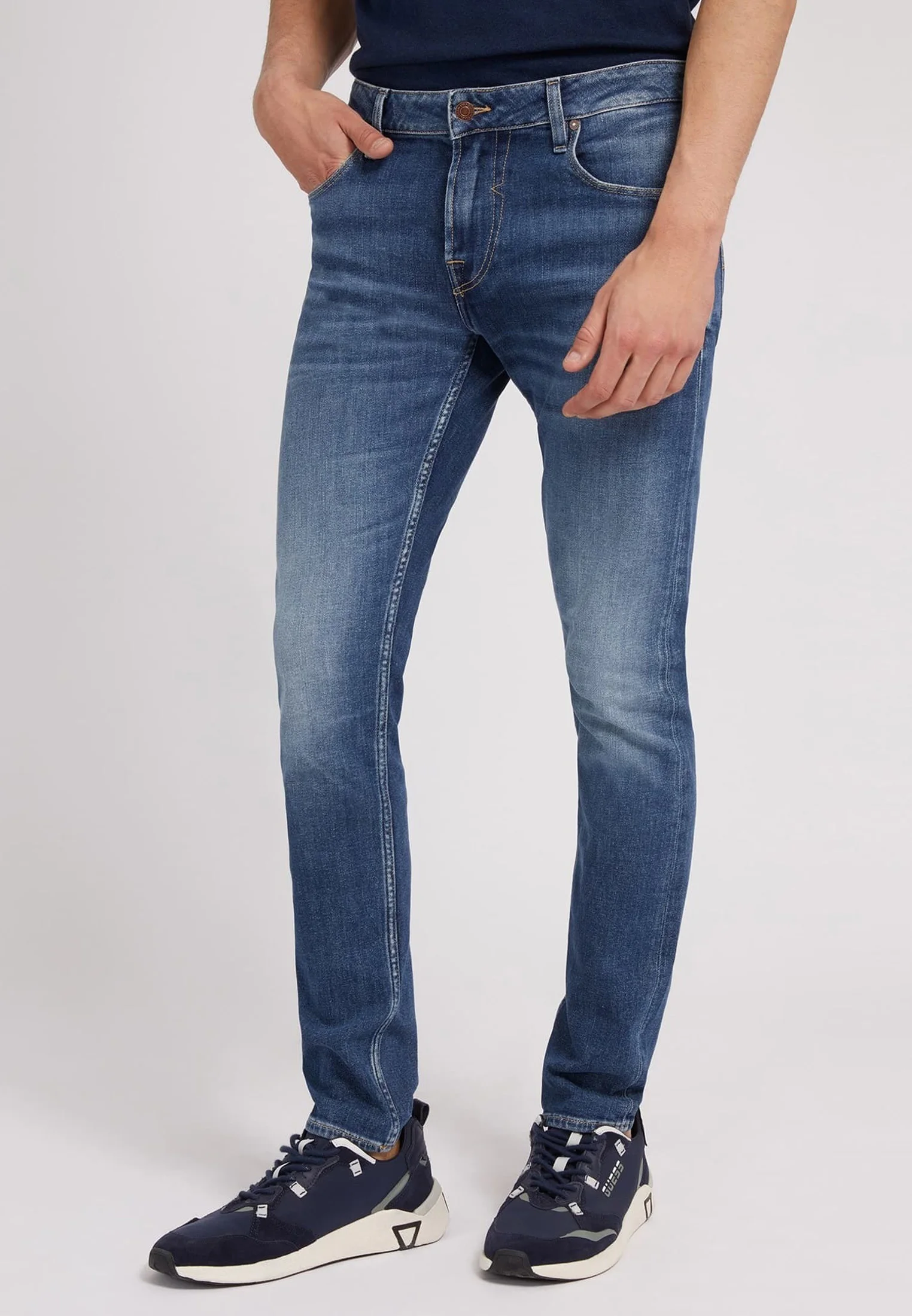 Vaqueros ajustados Guess