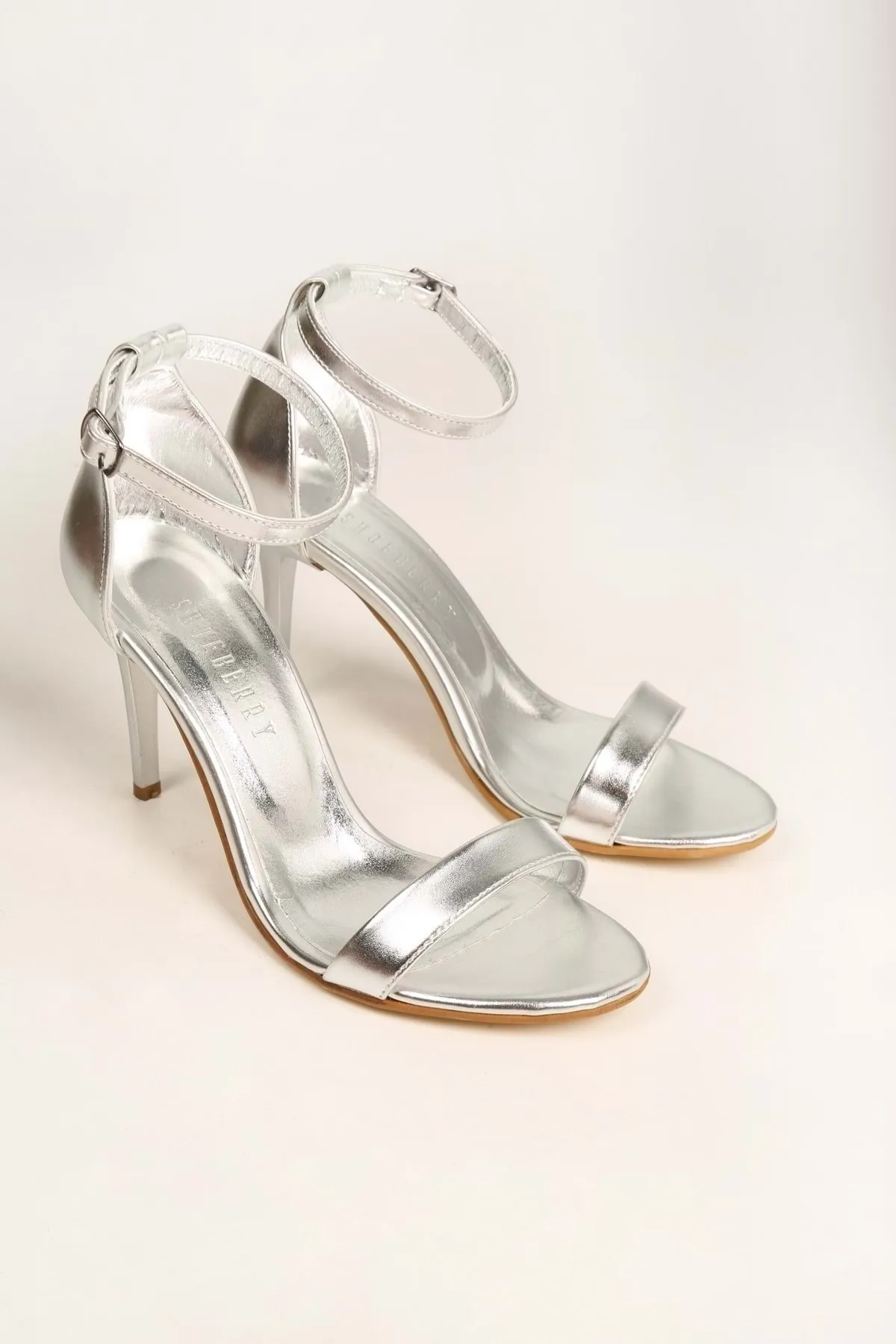 Shoeberry  Damen-Schuhe „Dianthus“ in Silber-Metallic mit einzelnem Riemen und Absatz