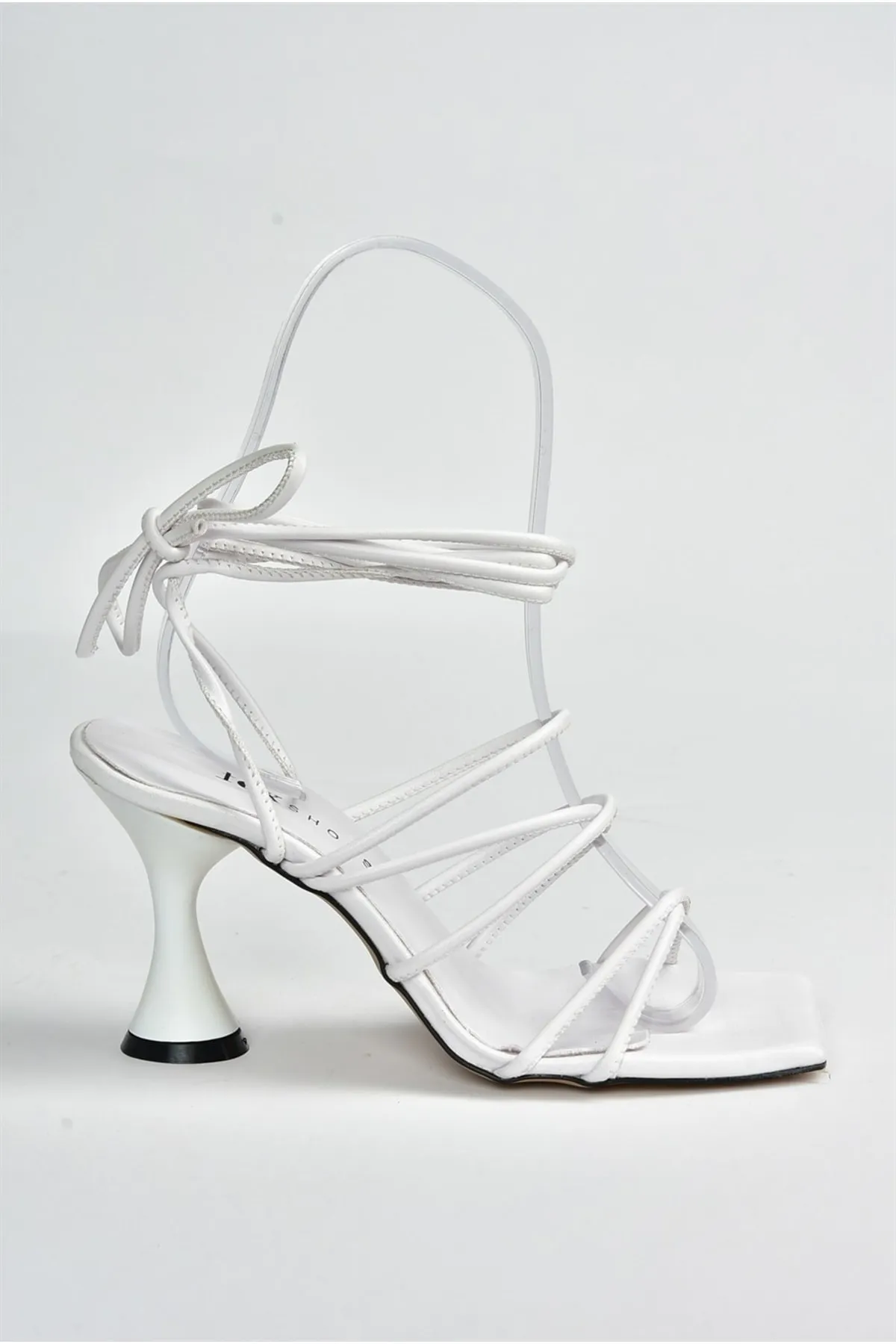 Fox Shoes  Weiße Damenschuhe mit Knöchelriemen und Absatz M369543409